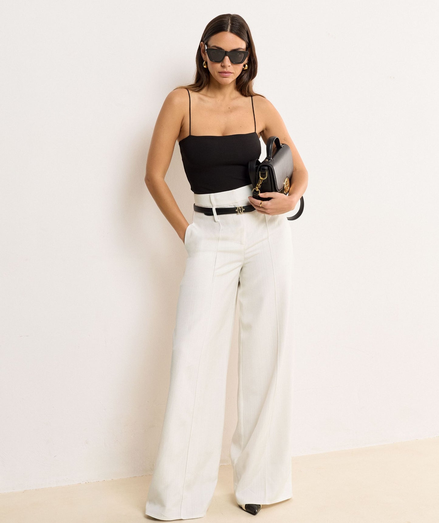 Image 51: Model draagt een high rise wide leg pantalon in het Off White