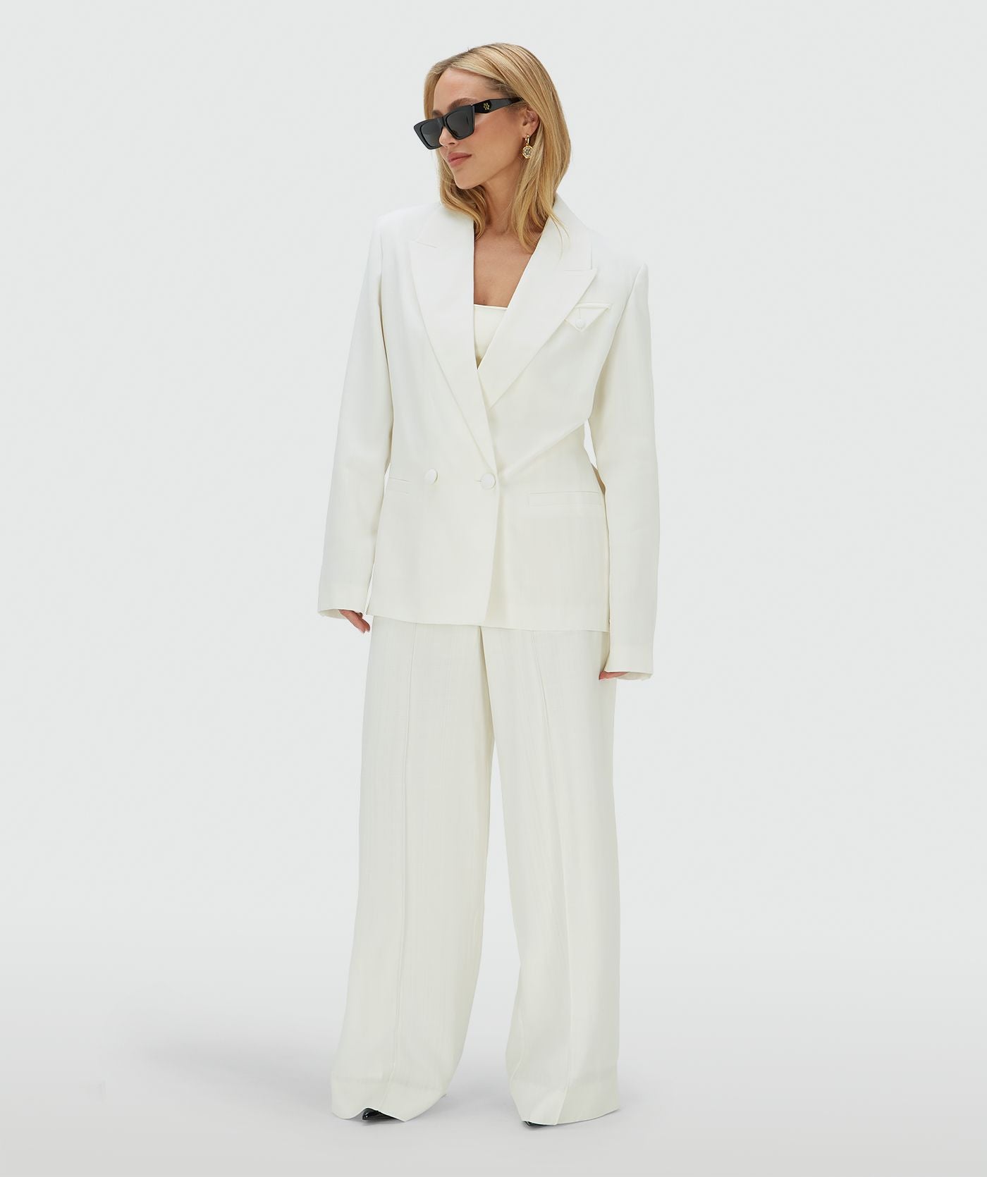 Image 43: Model draagt een high rise wide leg pantalon in het Off White