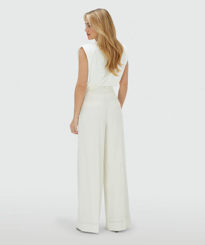Image 45: Achteraanzicht van een model in een high rise wide leg pantalon in het Off White