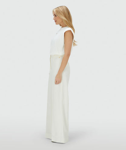 Image 41: Zijaanzicht van een model in een high rise wide leg pantalon in het Off White