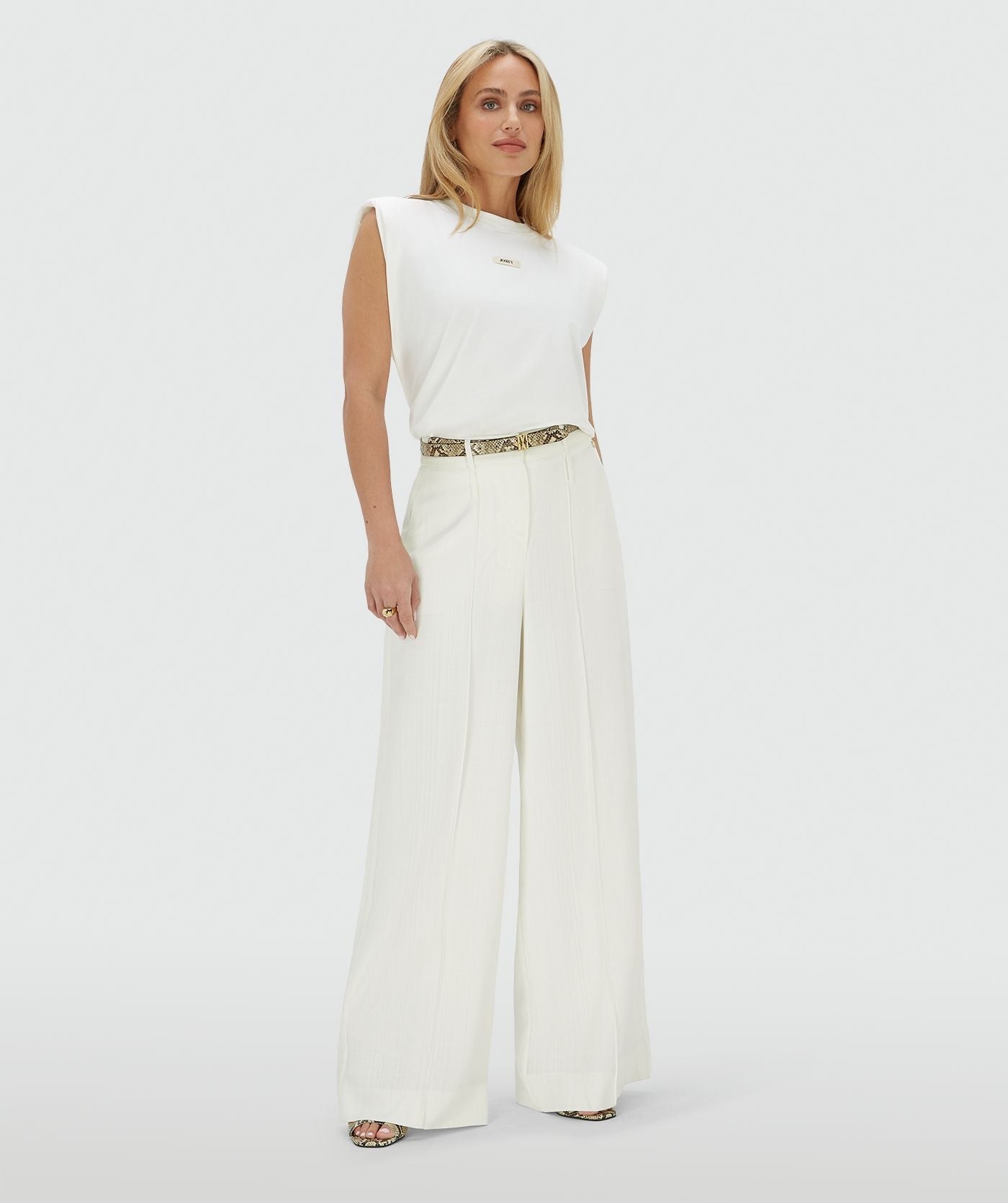 Image 39: Model draagt een high rise wide leg pantalon in het Off White