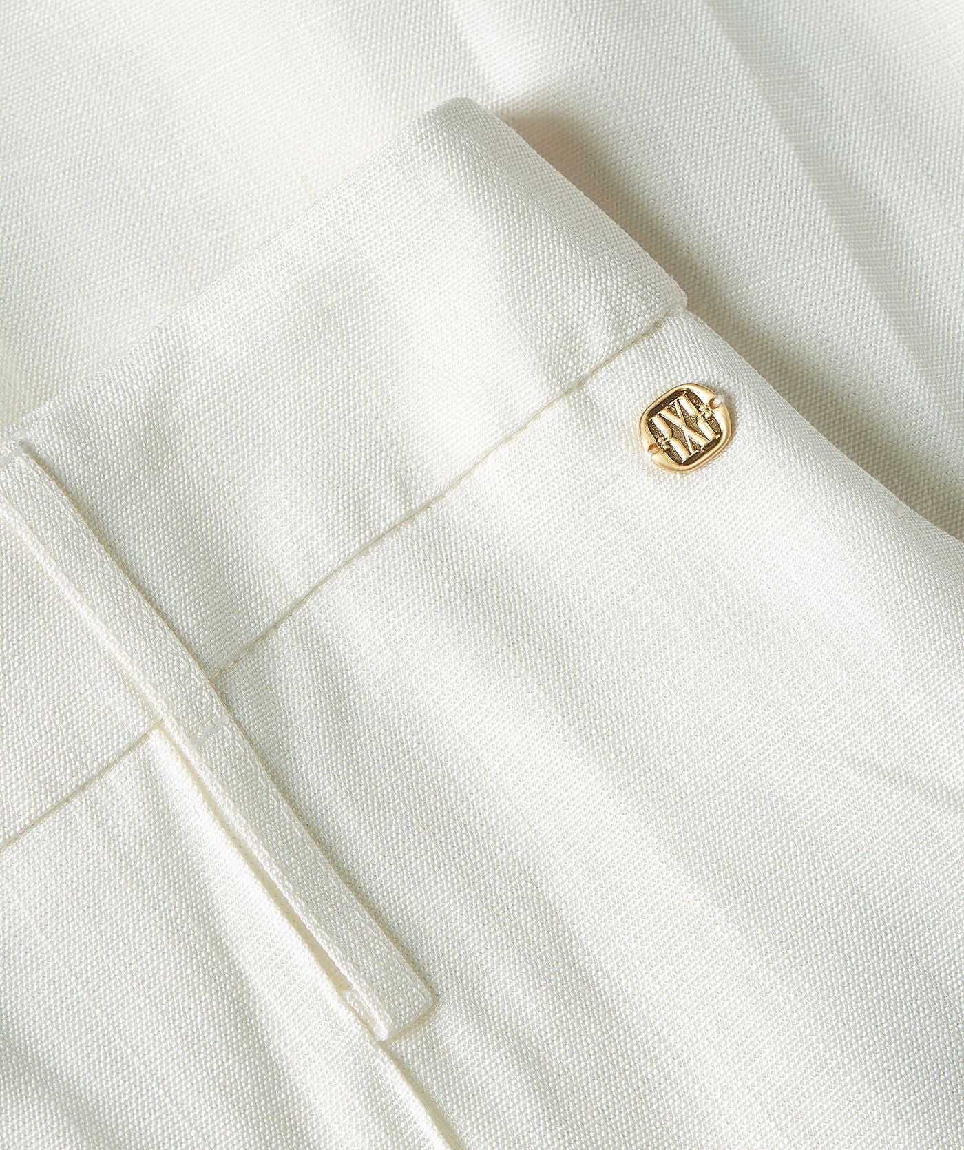 Image 49: Close-up van een high rise wide leg pantalon in het Off White