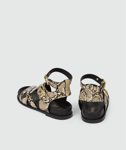 Image 21: Achteraanzicht van sandalen met snake print, zonder model, weergegeven op een lichtgrijze achtergrond