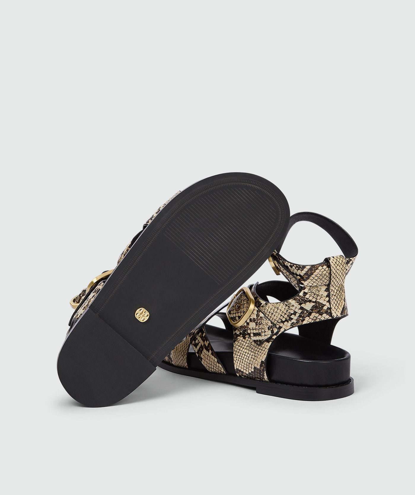 Image 23: Sandalen met snake print, zonder model, weergegeven op een lichtgrijze achtergrond