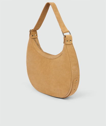 Image 16: Achteraanzicht van een suède tas in de kleur Light Camel, voorzien van een ritssluiting en een verstelbaar hengsel