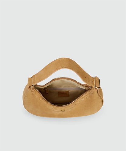 Image 18: Bovenaanzicht van een suède tas in de kleur Light Camel, voorzien van een ritssluiting, een verstelbaar hengsel en een klein binnenvakje met ritssluiting