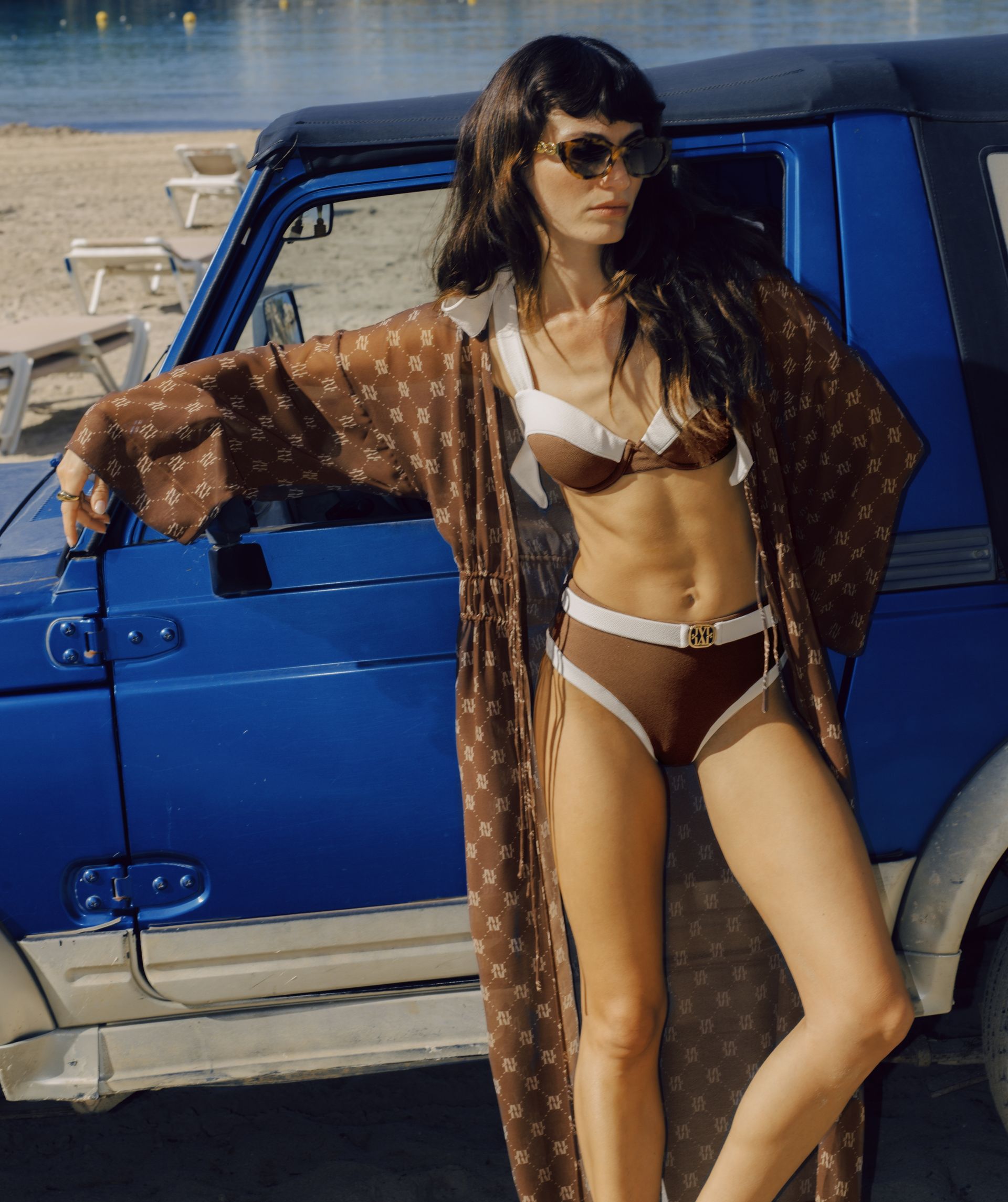 Image 48: Model draagt een oversized kimono met logoprint in de kleur Brown