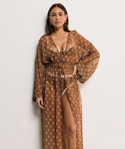 Image 50: Model draagt een oversized kimono met logoprint in de kleur Brown
