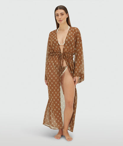 Image 32: Model draagt een oversized kimono met logoprint in de kleur Brown
