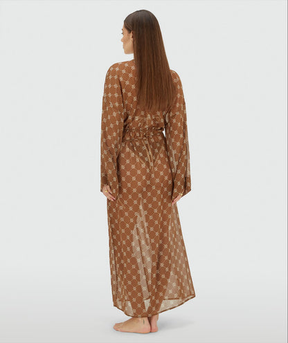 Image 42: Achterzijde van een model in een oversized kimono met logoprint in de kleur Brown