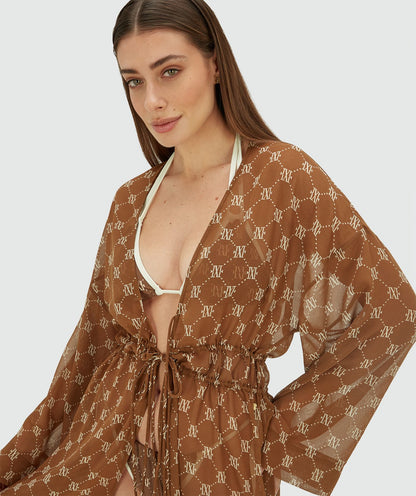 Image 38: Model draagt een oversized kimono met logoprint in de kleur Brown