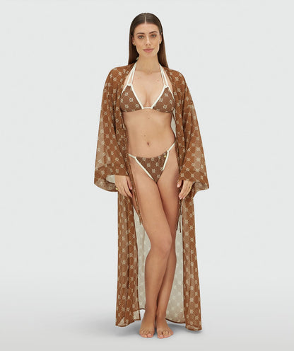 Image 34: Model draagt een oversized kimono met logoprint in de kleur Brown