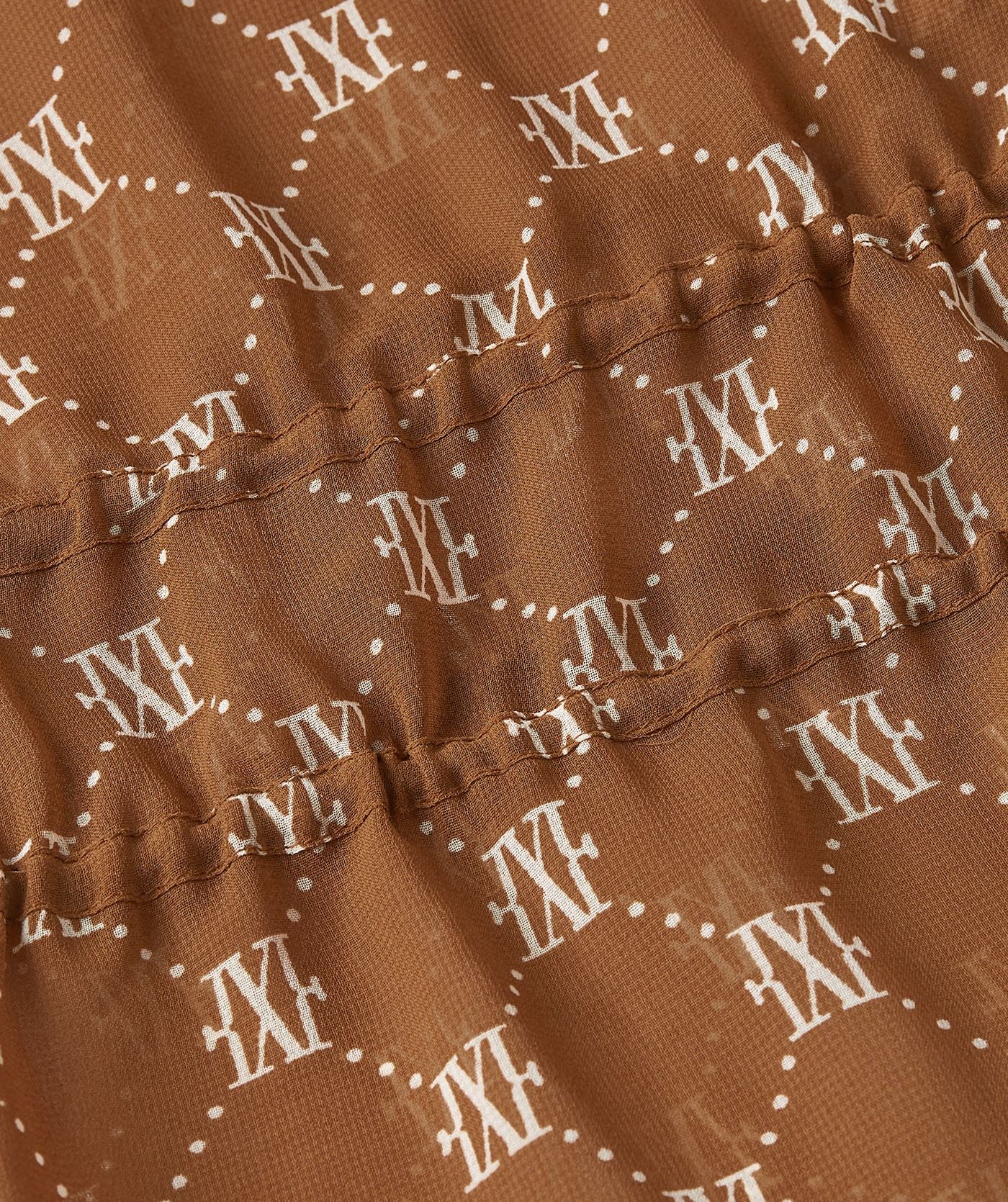 Image 46: Close-up van een oversized kimono met logoprint in de kleur Brown