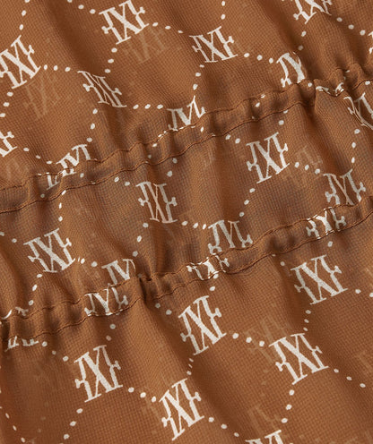 Image 46: Close-up van een oversized kimono met logoprint in de kleur Brown
