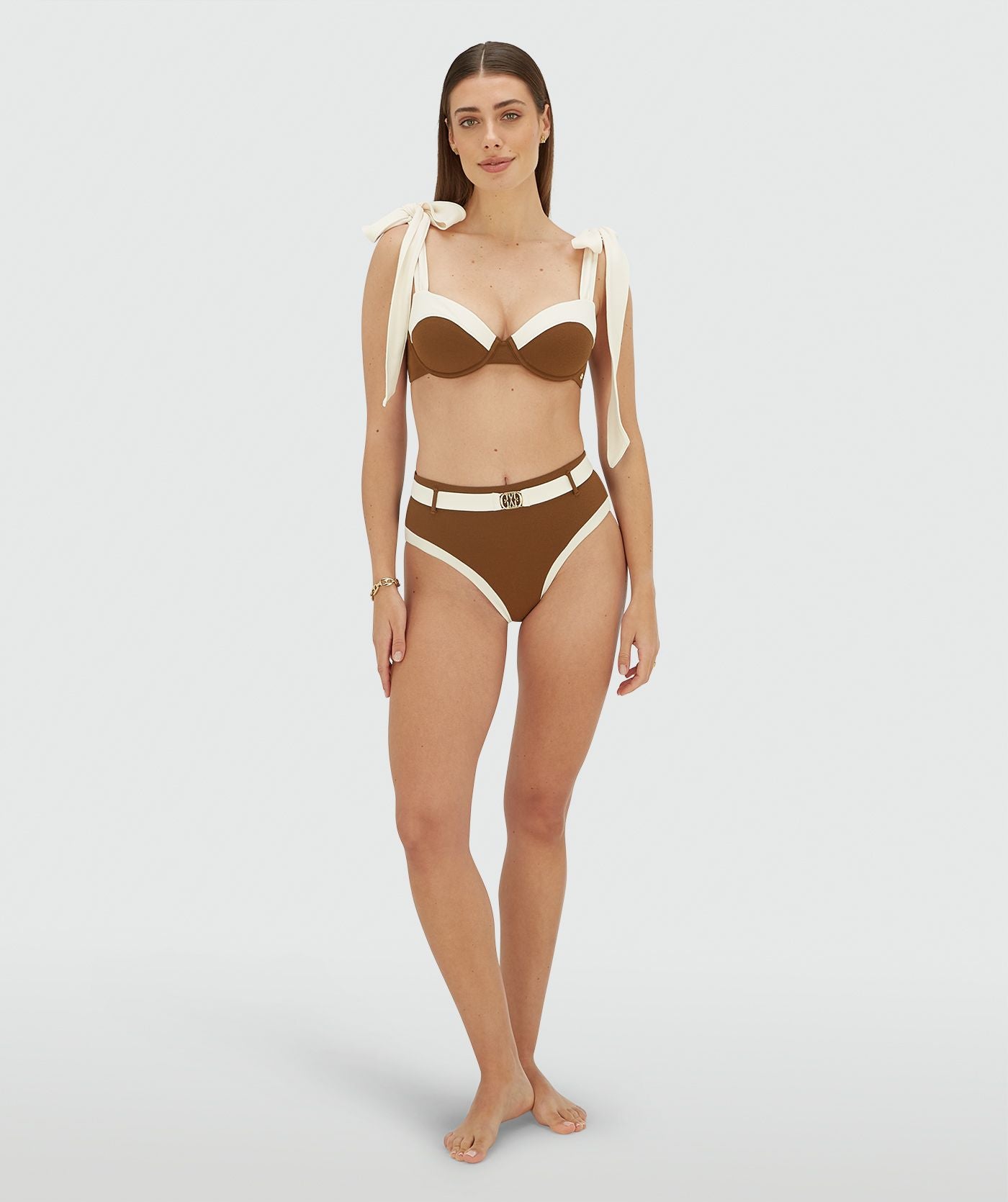 Image 27: Model draagt een high rise bikinibroekje in de kleur Brown Ecru