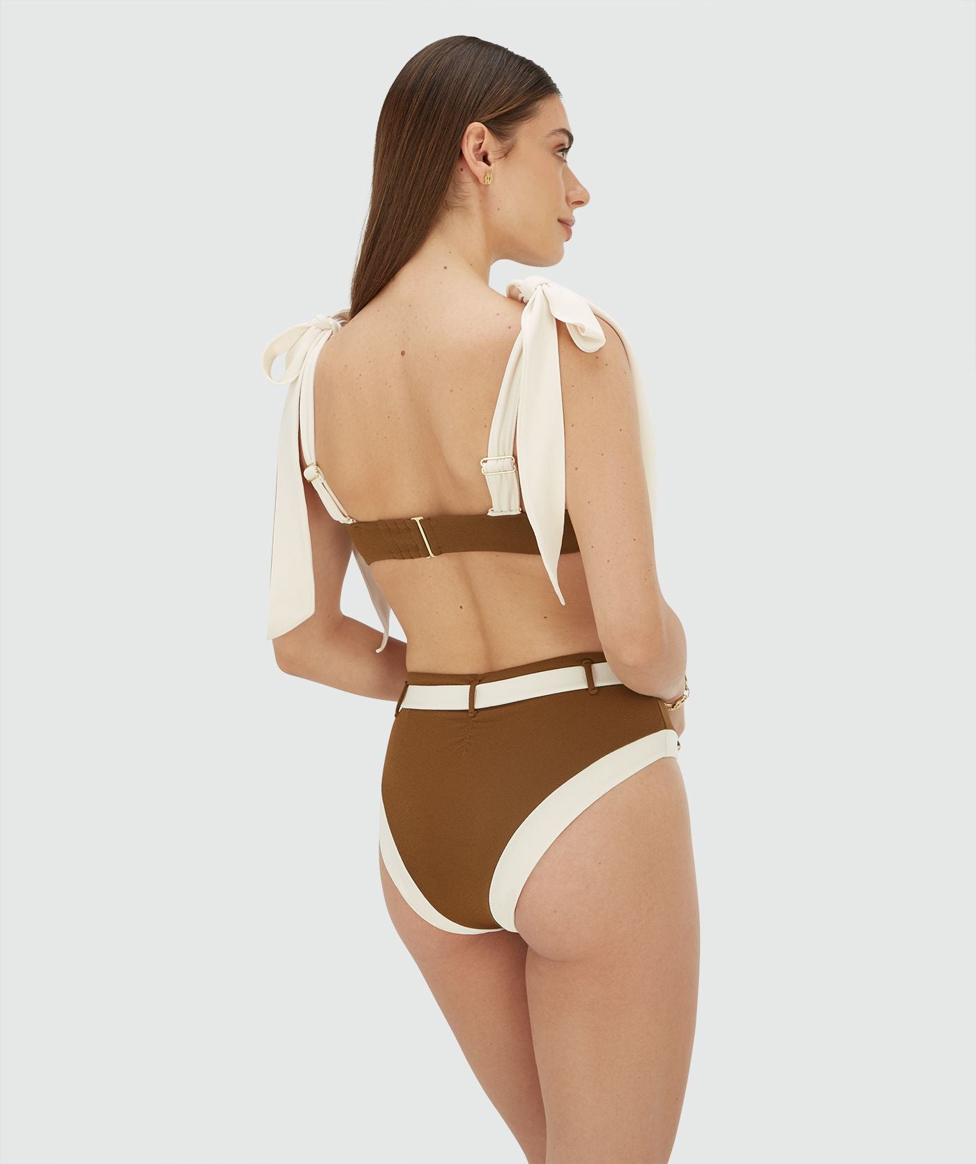 Image 29: Achterzijde van een model in een high rise bikinibroekje in de kleur Brown Ecru