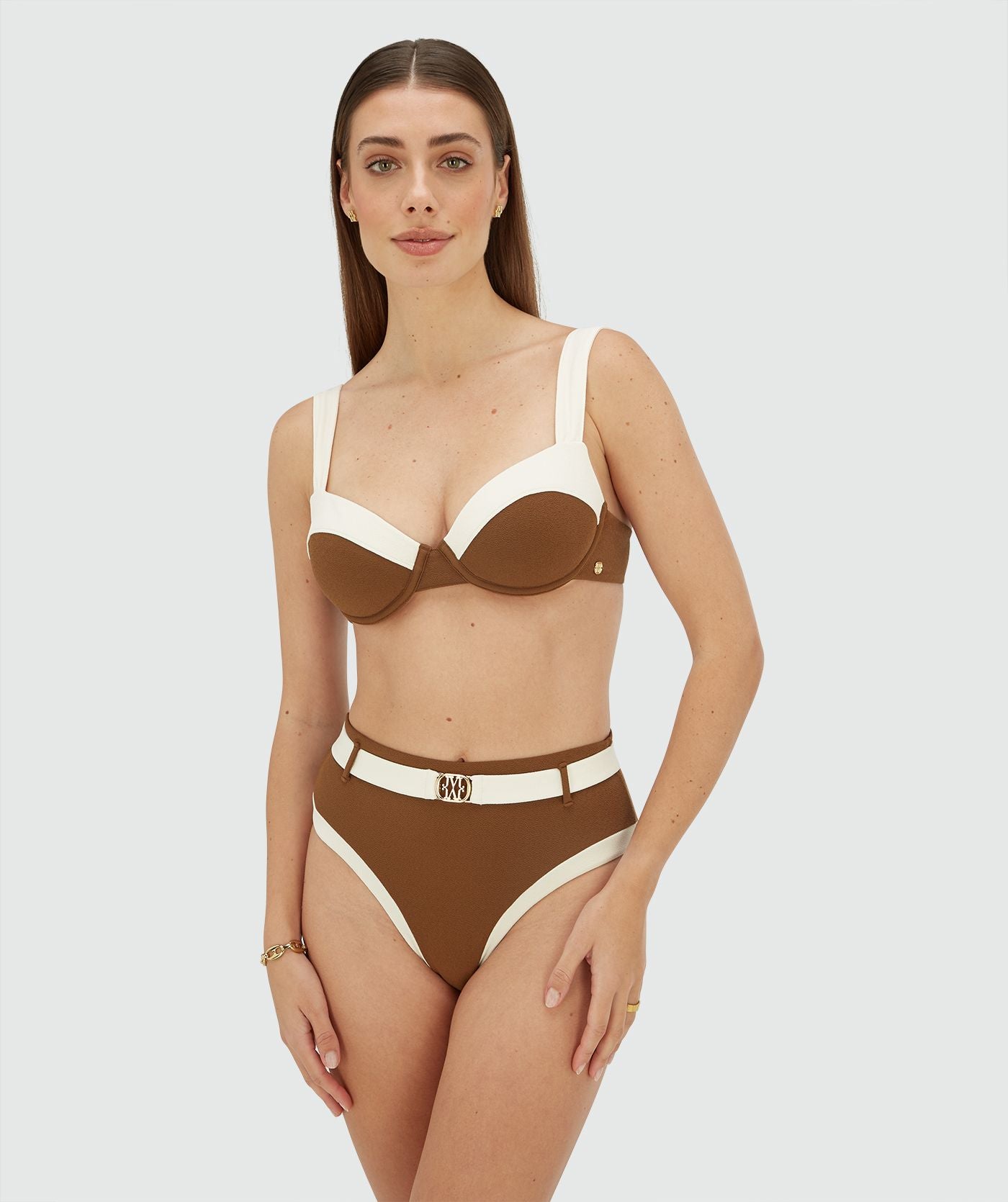 Image 26: Model draagt een high rise bikinibroekje in de kleur Brown Ecru