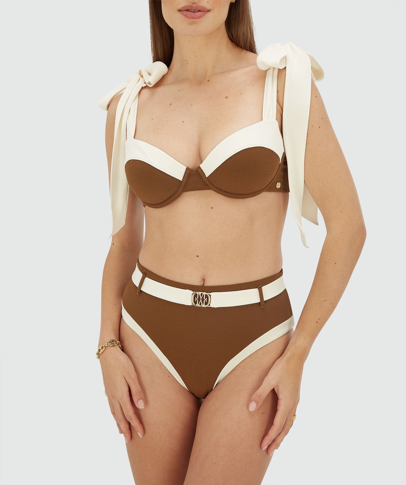 Image 28: Model draagt een high rise bikinibroekje in de kleur Brown Ecru