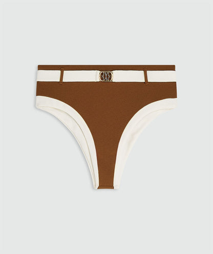 Image 30: Een high rise bikinibroekje in de kleur Brown Ecru, zonder model, weergegeven op een lichtgrijze achtergrond