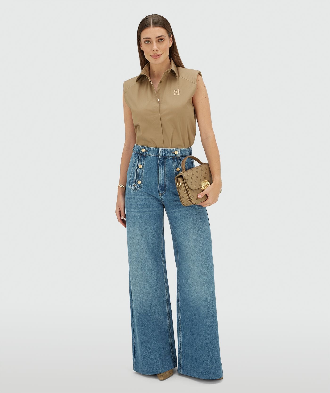 Image 36: Model draagt een straight fit blouse in de kleur Light Khaki