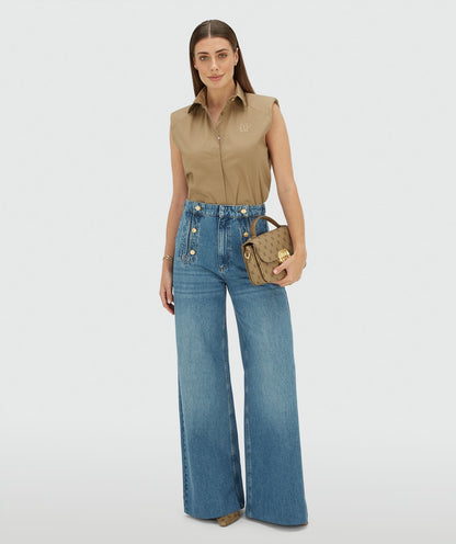 Image 36: Model draagt een straight fit blouse in de kleur Light Khaki
