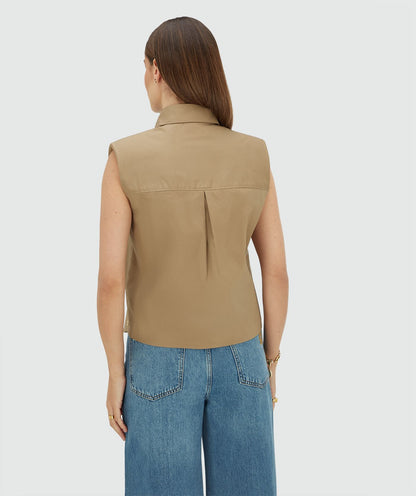 Image 42: Achterzijde van een model in een straight fit blouse in de kleur Light Khaki