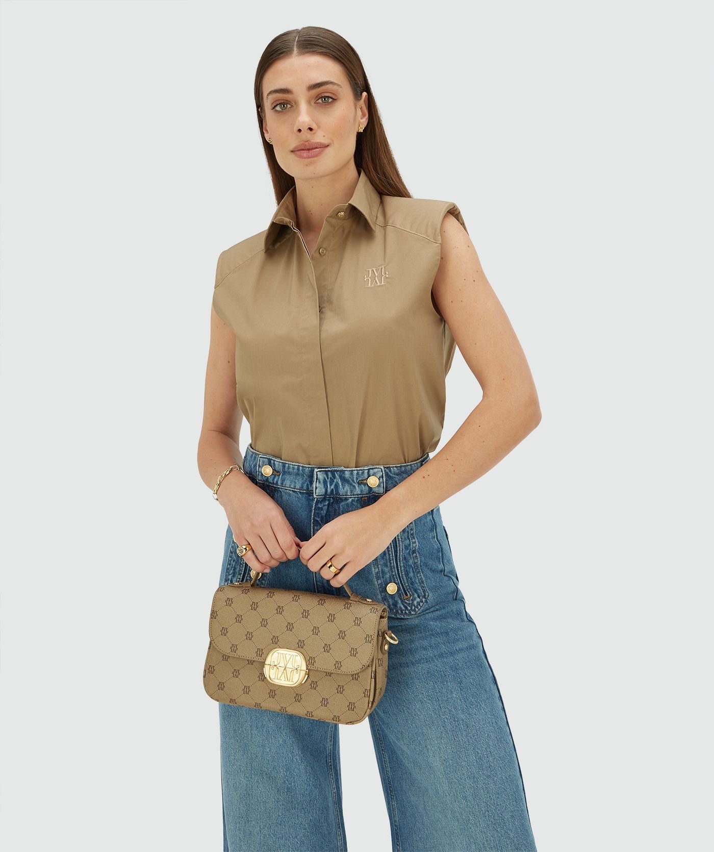 Image 32: Model draagt een straight fit blouse in de kleur Light Khaki