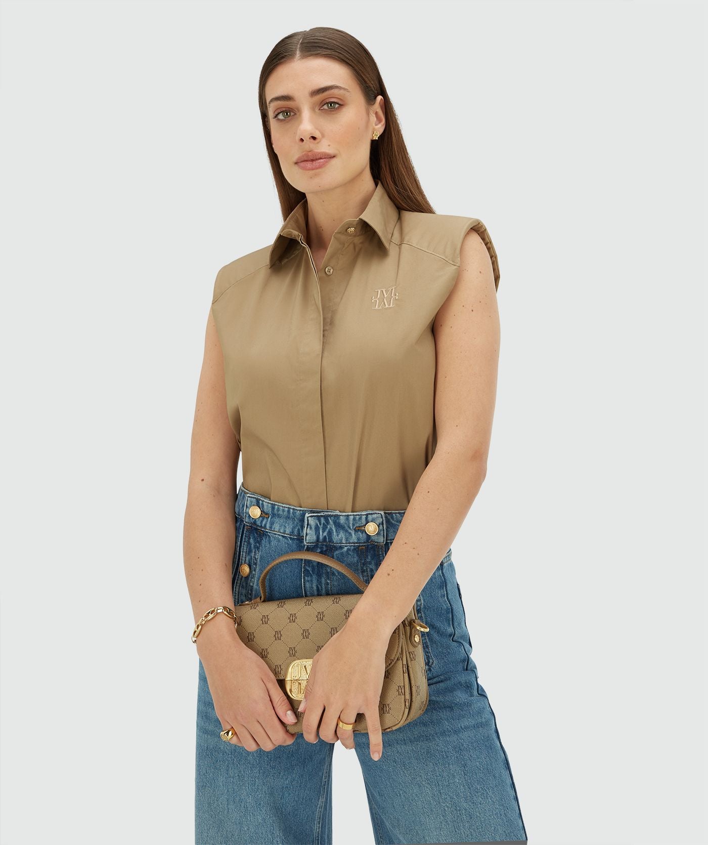 Image 38: Model draagt een straight fit blouse in de kleur Light Khaki