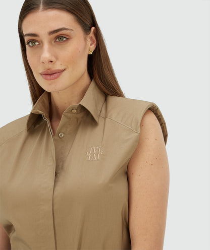 Image 34: Model draagt een straight fit blouse in de kleur Light Khaki