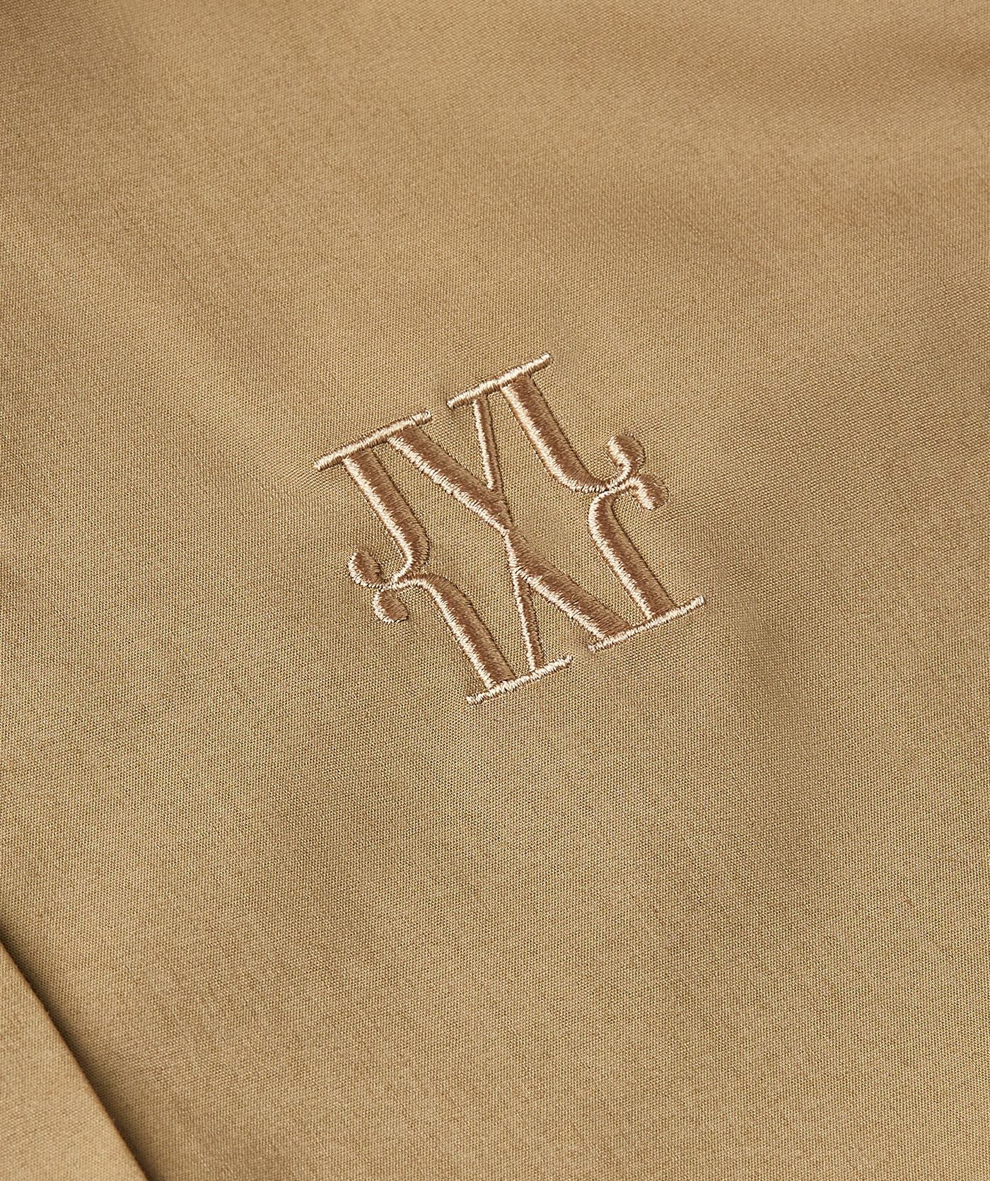 Image 46: Close-up van een straight fit blouse in de kleur Light Khaki