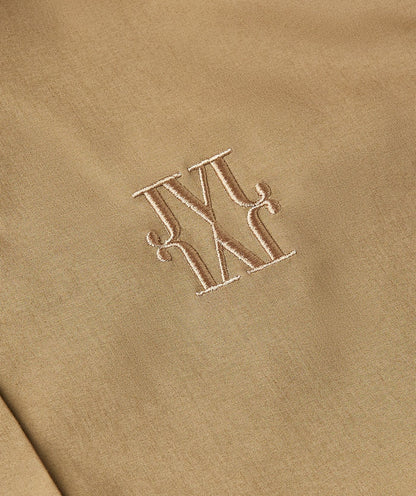 Image 46: Close-up van een straight fit blouse in de kleur Light Khaki
