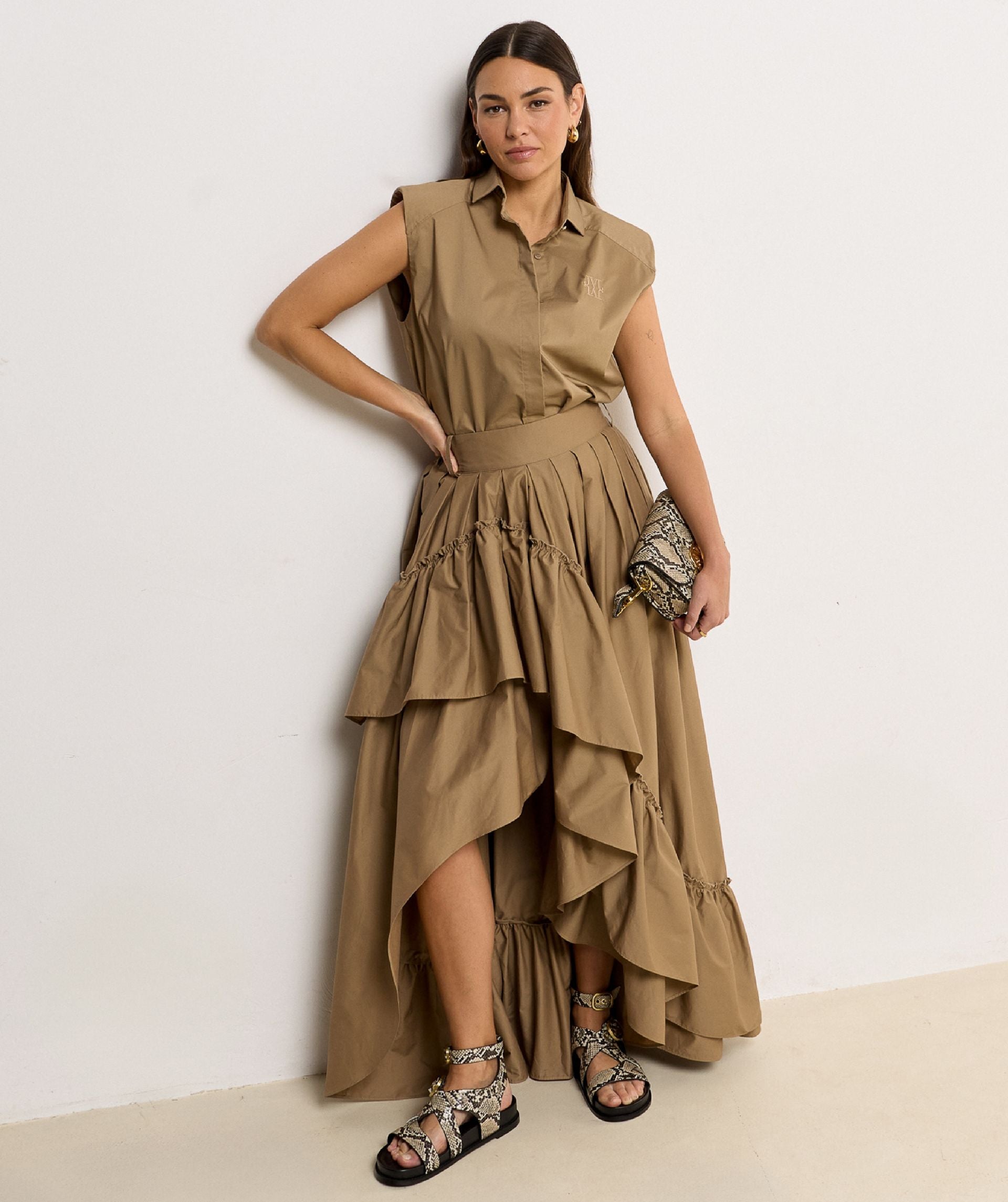 Image 19: Model draagt een high waisted maxi rok in de kleur Light Khaki