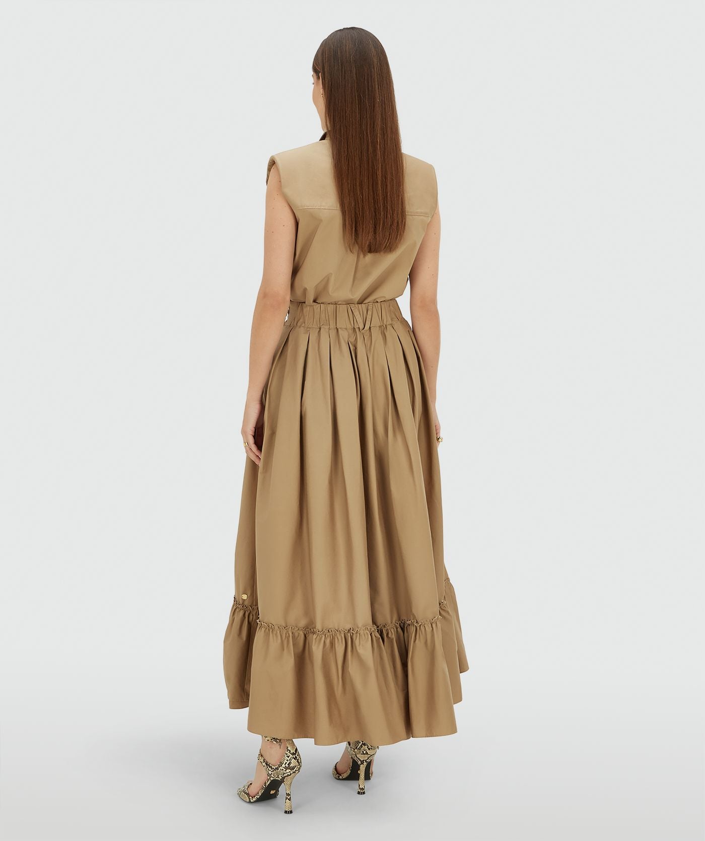 Image 13: Achteraanzicht van een model in een high waisted maxi rok in de kleur Light Khaki