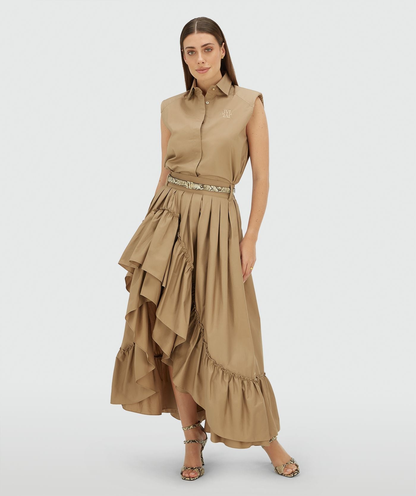 Image 9: Model draagt een high waisted maxi rok in de kleur Light Khaki