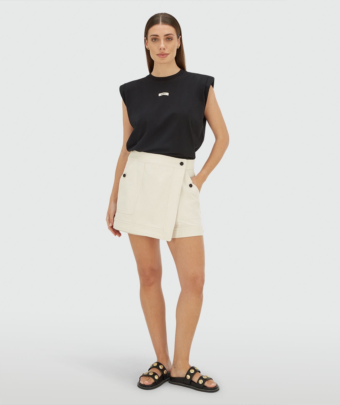 Image 24: Model draagt een regular fit skort in de kleur Ecru