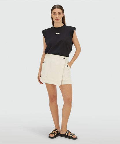 Image 24: Model draagt een regular fit skort in de kleur Ecru