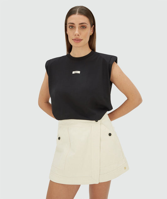 Image 22: Model draagt een regular fit skort in de kleur Ecru