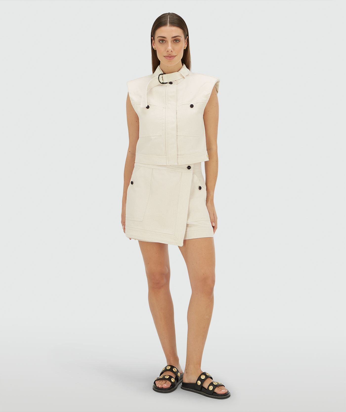 Image 30: Model draagt een regular fit skort in de kleur Ecru