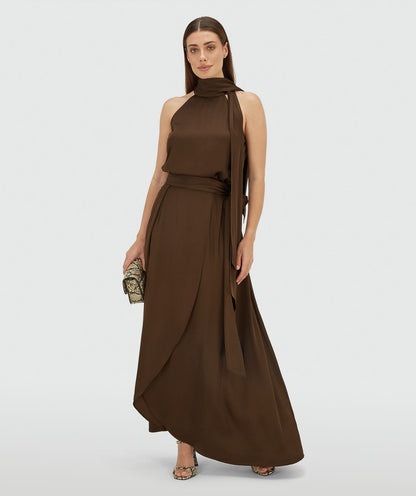 Image 18: Model draagt een overslag maxi rok in satijn look in de kleur Brown