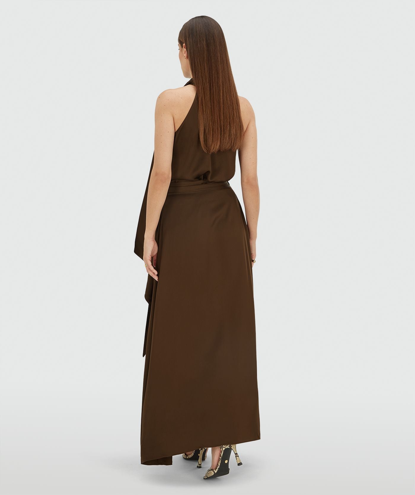 Image 26: Achteraanzicht van een model in een overslag maxi rok in satijn look in de kleur Brown