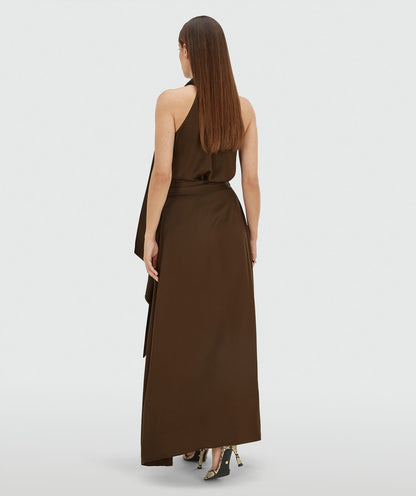 Image 26: Achteraanzicht van een model in een overslag maxi rok in satijn look in de kleur Brown
