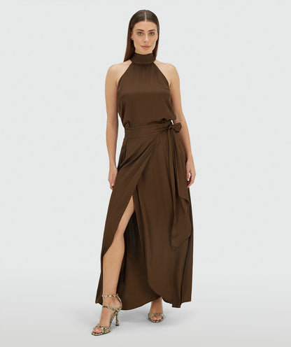 Image 22: Model draagt een overslag maxi rok in satijn look in de kleur Brown