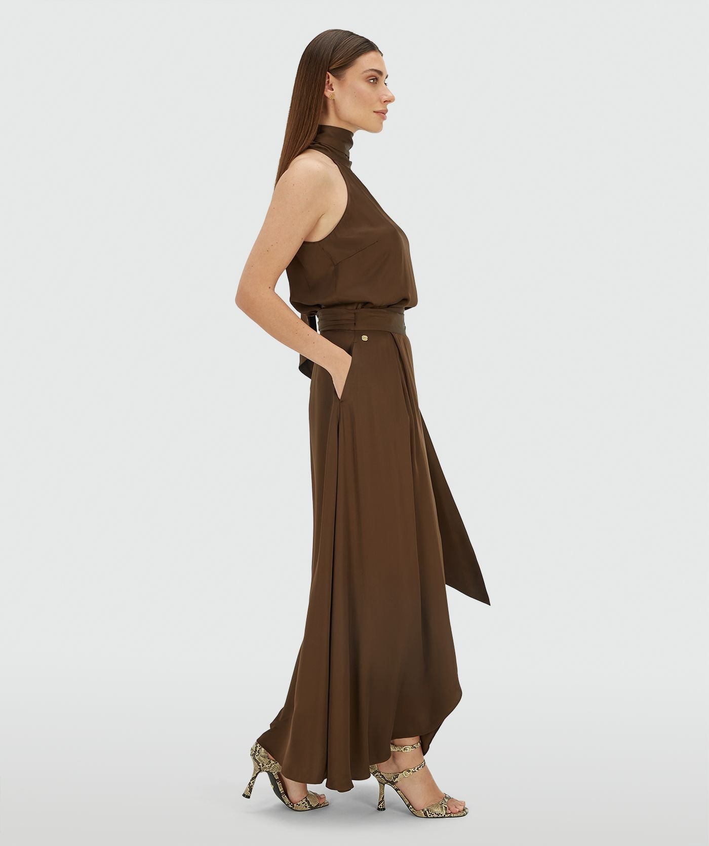 Image 24: Zijaanzicht van een model in een overslag maxi rok in satijn look in de kleur Brown