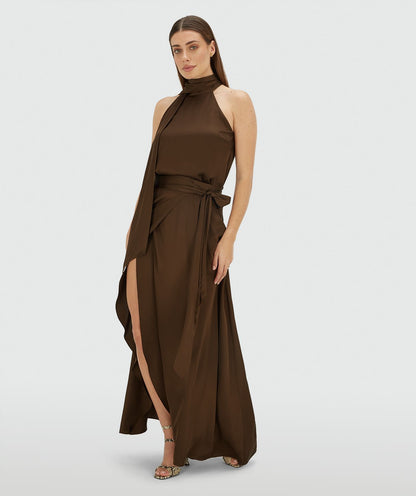 Image 20: Model draagt een overslag maxi rok in satijn look in de kleur Brown