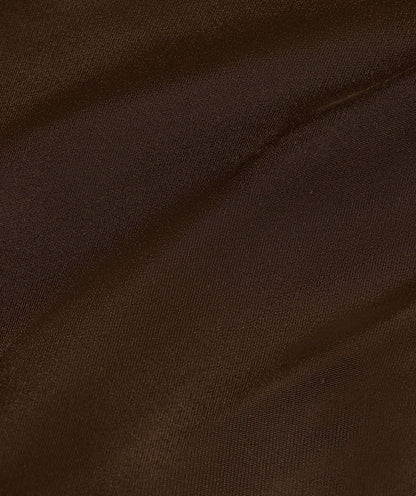 Image 30: Close-up van een overslag maxi rok in satijn look in de kleur Brown