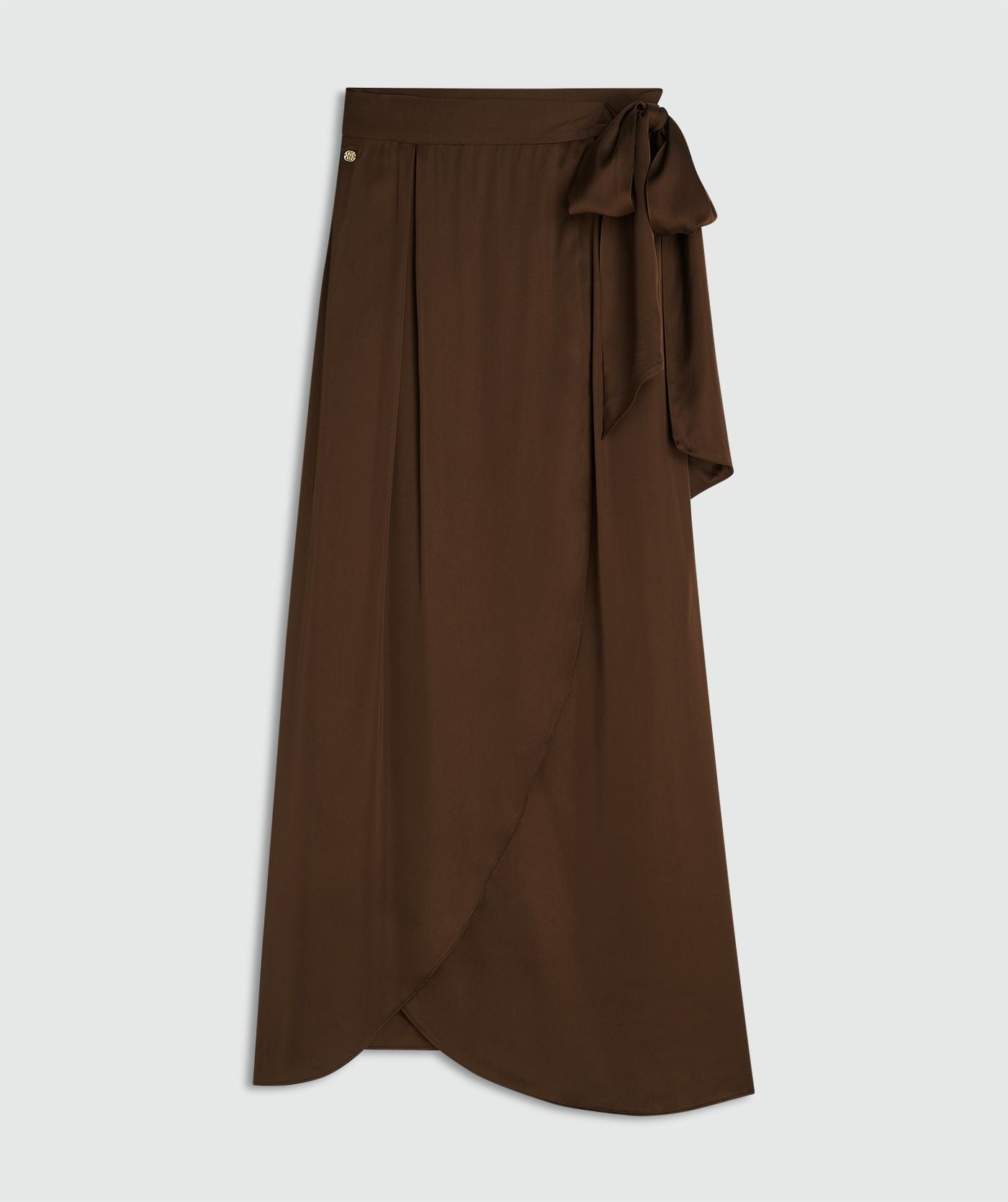 Image 28: Een overslag maxi rok in satijn look in de kleur Brown zonder model, weergegeven op een lichtgrijze achtergrond