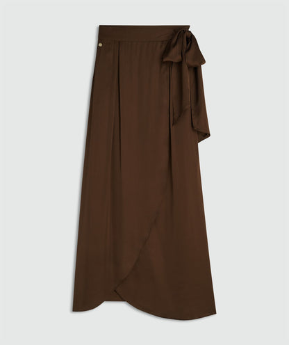 Image 28: Een overslag maxi rok in satijn look in de kleur Brown zonder model, weergegeven op een lichtgrijze achtergrond
