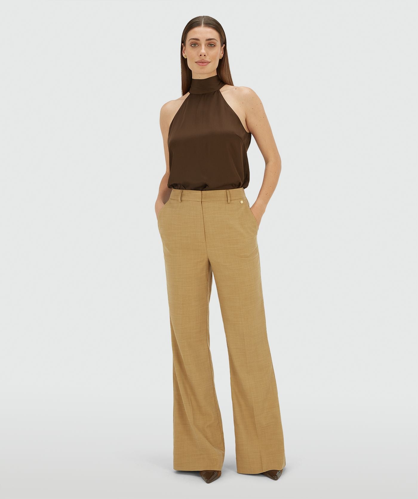 Image 5: Model draagt een loose fit top in satijn look in de kleur Brown