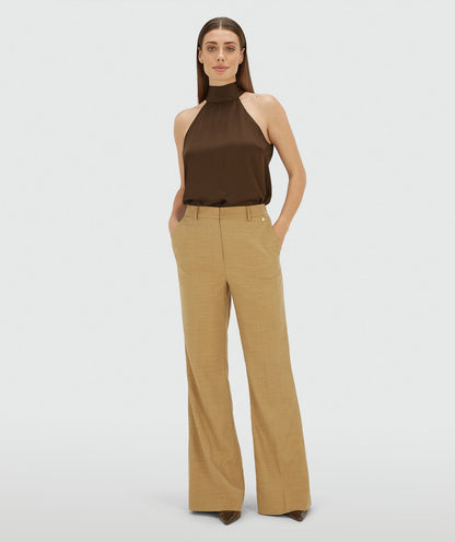 Image 5: Model draagt een loose fit top in satijn look in de kleur Brown
