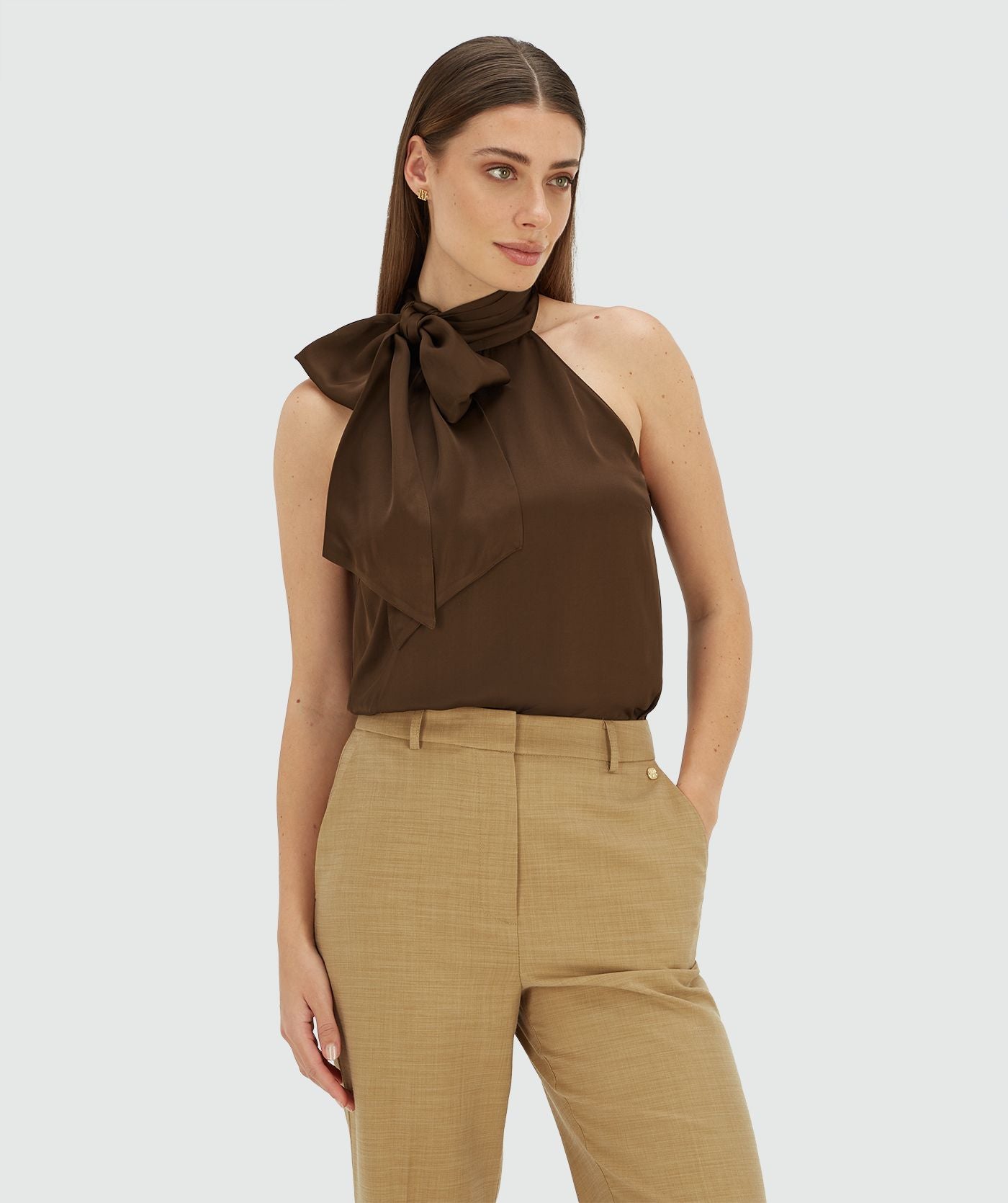 Image 9: Model draagt een loose fit top in satijn look in de kleur Brown